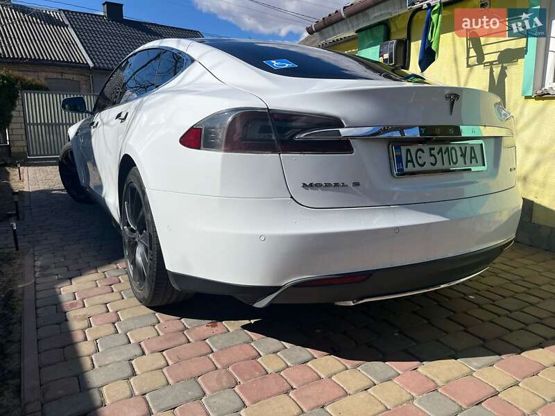 Лифтбек Tesla Model S 2015 в Луцке