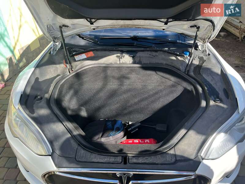 Лифтбек Tesla Model S 2015 в Луцке