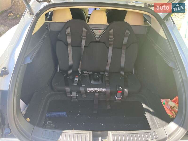 Лифтбек Tesla Model S 2015 в Луцке