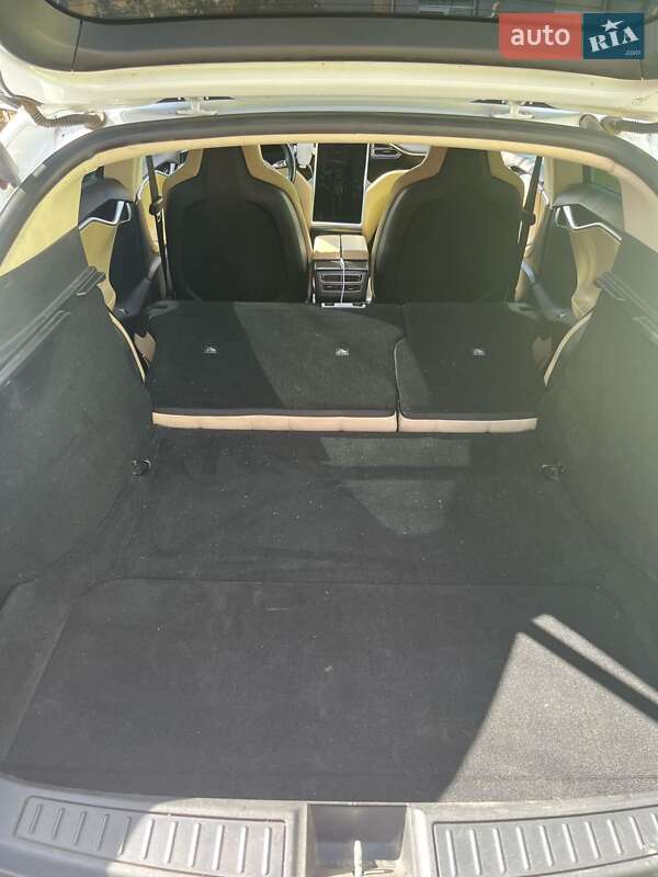 Лифтбек Tesla Model S 2015 в Луцке