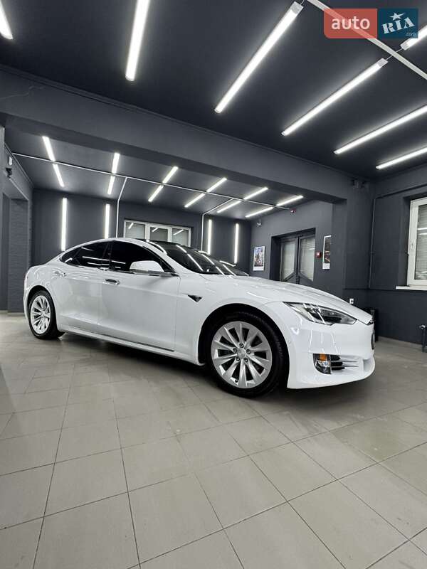 Лифтбек Tesla Model S 2017 в Коломые