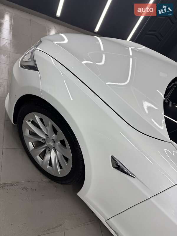Лифтбек Tesla Model S 2017 в Коломые