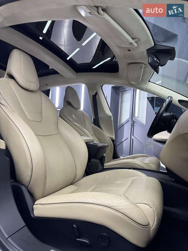 Лифтбек Tesla Model S 2017 в Коломые