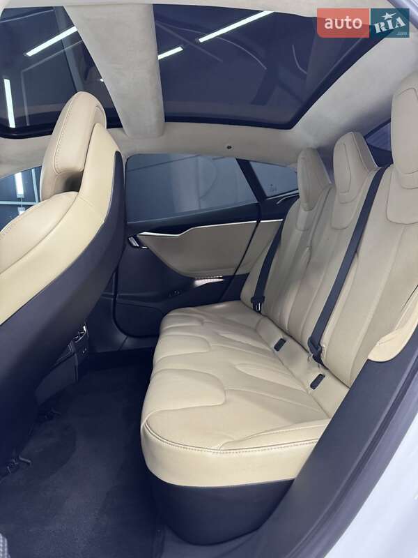Лифтбек Tesla Model S 2017 в Коломые