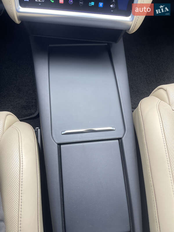 Ліфтбек Tesla Model S 2016 в Києві