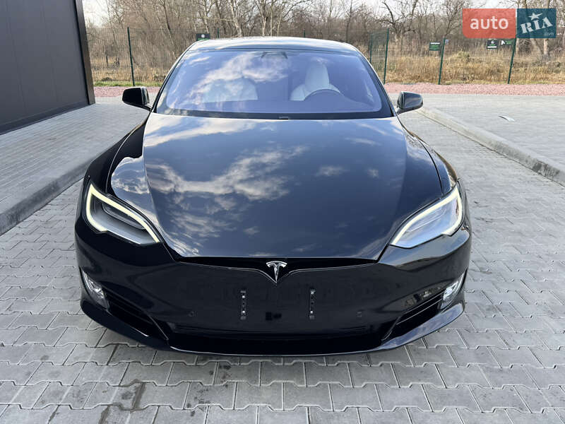 Ліфтбек Tesla Model S 2019 в Стрию