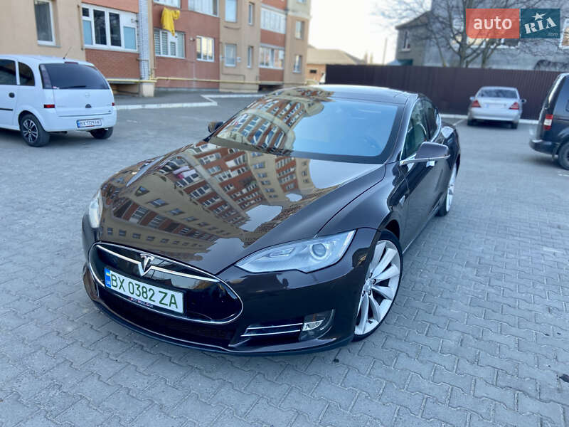 Лифтбек Tesla Model S 2012 в 