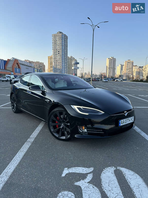 Лифтбек Tesla Model S 2018 в Киеве