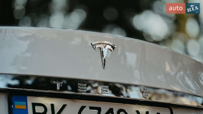 Ліфтбек Tesla Model S 2017 в Дубні