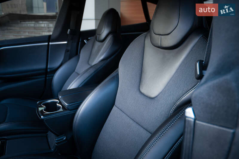 Лифтбек Tesla Model S 2017 в Киеве