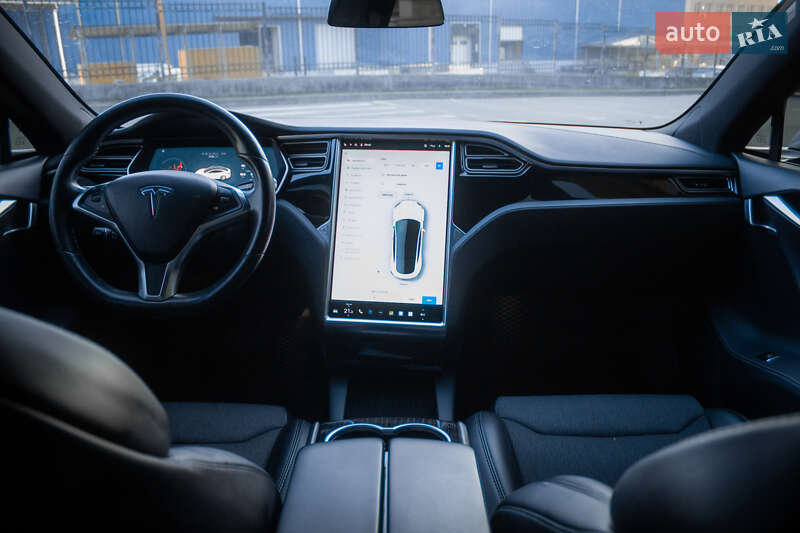 Лифтбек Tesla Model S 2017 в Киеве