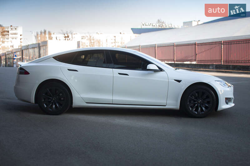 Лифтбек Tesla Model S 2017 в Киеве