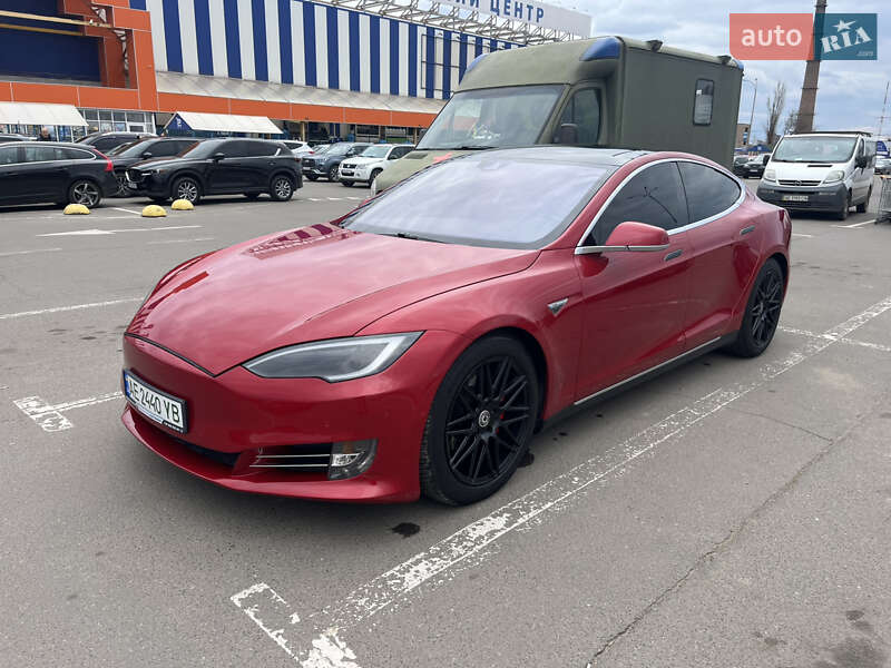 Лифтбек Tesla Model S 2015 в 