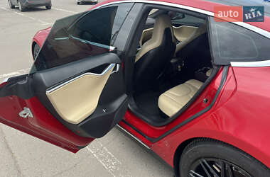 Лифтбек Tesla Model S 2015 в 