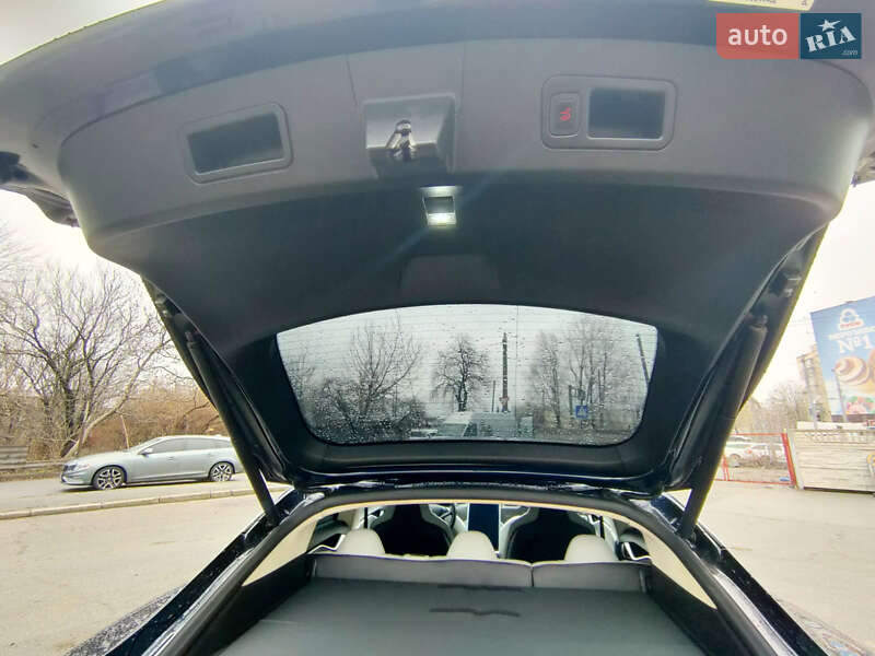 Лифтбек Tesla Model S 2014 в Звягеле