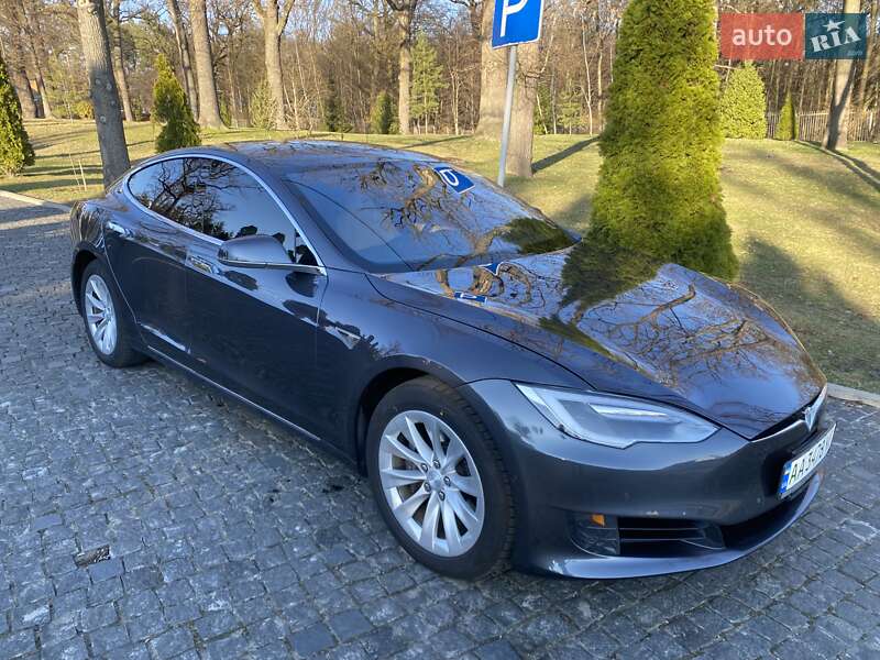 Ліфтбек Tesla Model S 2016 в Києві