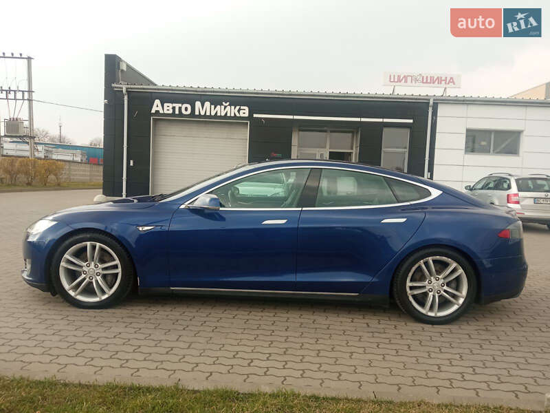Лифтбек Tesla Model S 2015 в Радехове