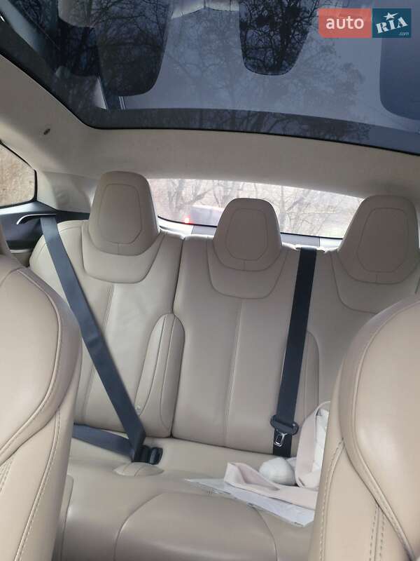 Ліфтбек Tesla Model S 2017 в Каневі