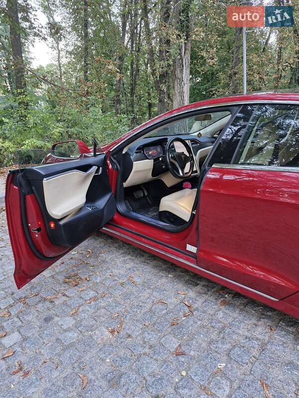 Ліфтбек Tesla Model S 2017 в Каневі
