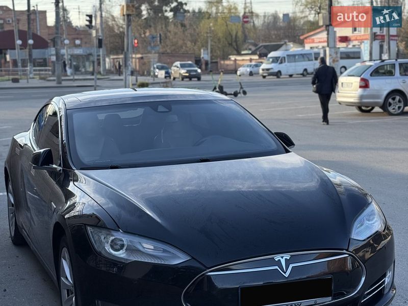 Лифтбек Tesla Model S 2015 в Виннице