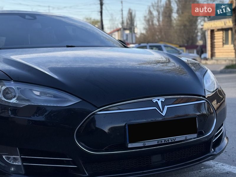 Лифтбек Tesla Model S 2015 в Виннице