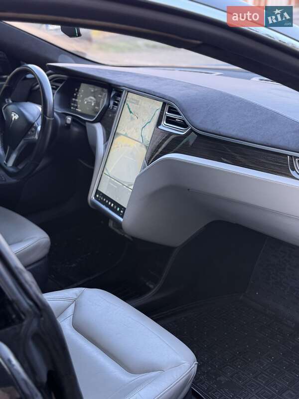 Лифтбек Tesla Model S 2015 в Виннице