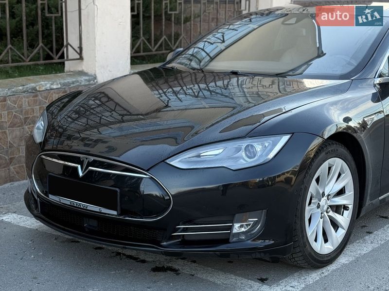 Лифтбек Tesla Model S 2015 в Виннице