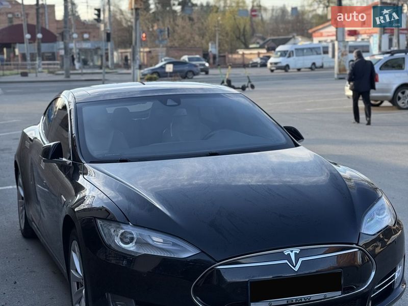 Лифтбек Tesla Model S 2015 в Виннице