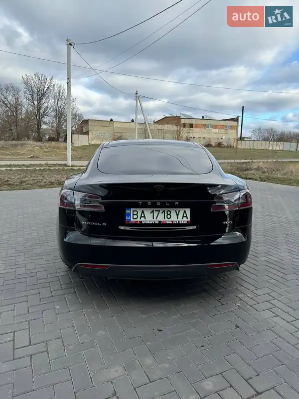 Лифтбек Tesla Model S 2016 в 