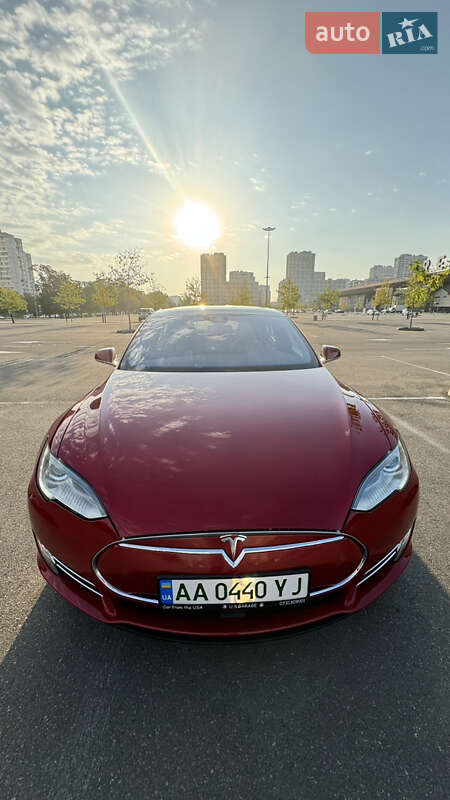 Лифтбек Tesla Model S 2015 в Киеве