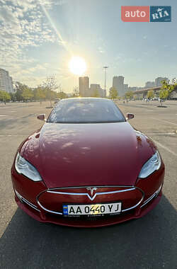 Лифтбек Tesla Model S 2015 в 