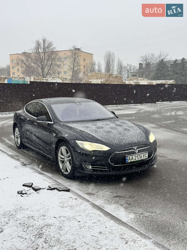 Лифтбек Tesla Model S 2015 в Киеве фото 16 Лифтбек Tesla Model S 2015 в Киеве