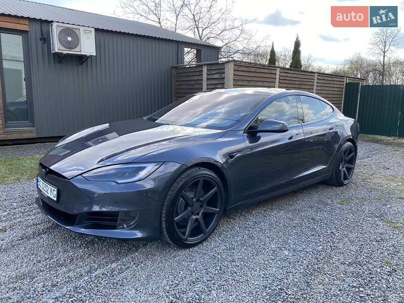Лифтбек Tesla Model S 2017 в Львове