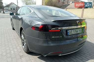 Лифтбек Tesla Model S 2015 в 