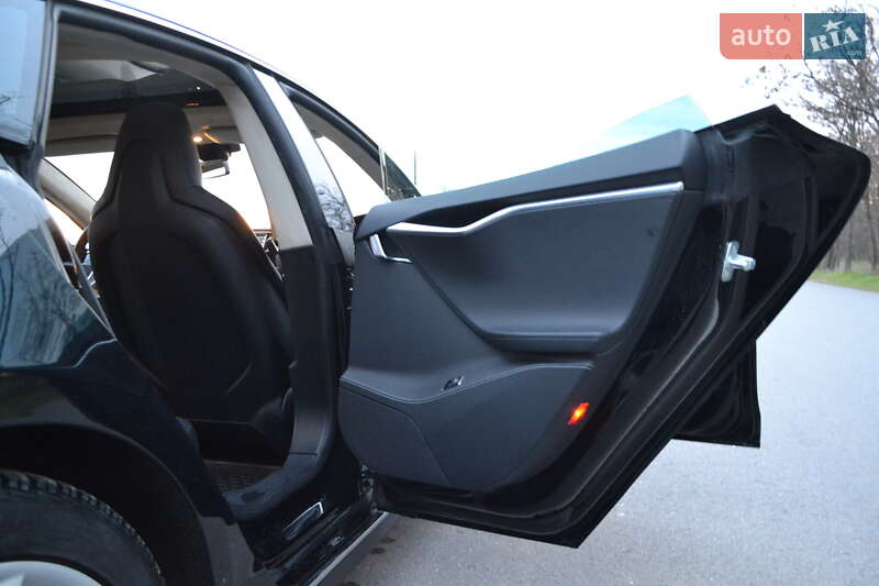 Лифтбек Tesla Model S 2015 в Днепре