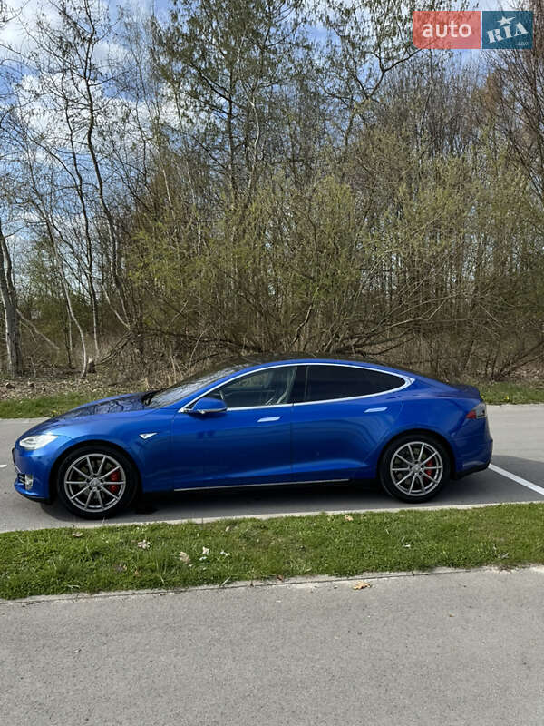 Лифтбек Tesla Model S 2015 в Буске
