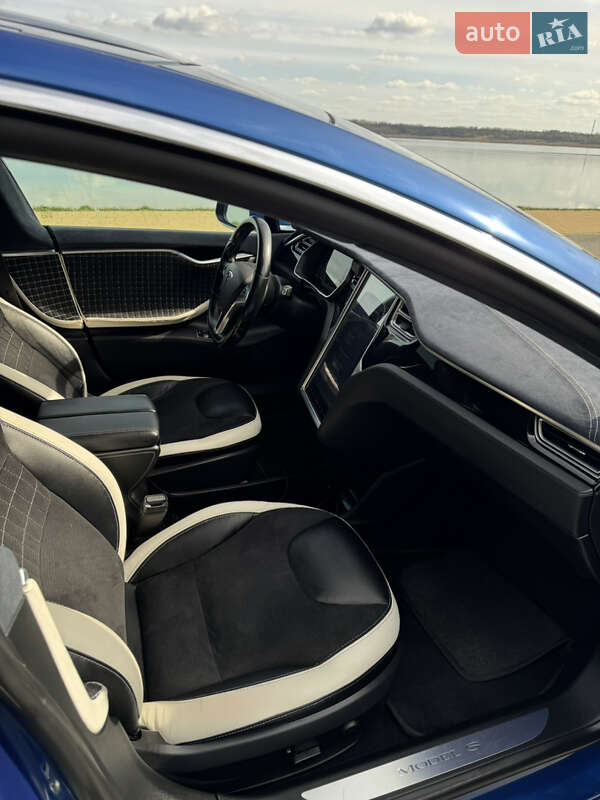Лифтбек Tesla Model S 2015 в Буске