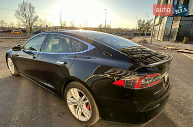 Лифтбек Tesla Model S 2015 в 