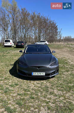 Лифтбек Tesla Model S 2015 в 
