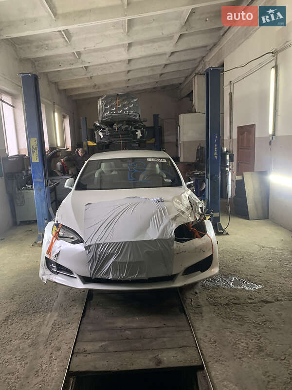 Лифтбек Tesla Model S 2016 в Ровно фото Лифтбек Tesla Model S 2016 в Ровно