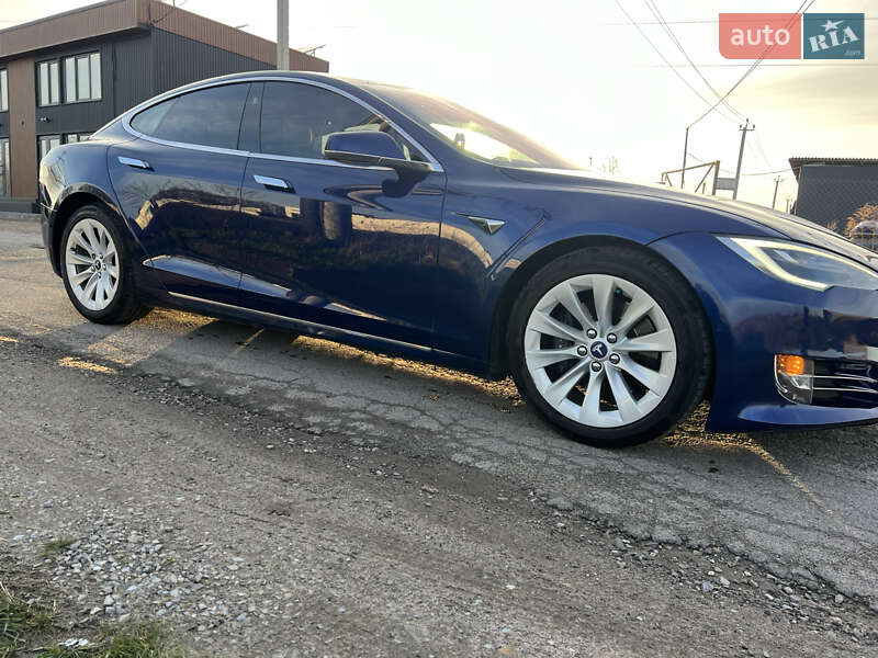 Лифтбек Tesla Model S 2017 в Ивано-Франковске
