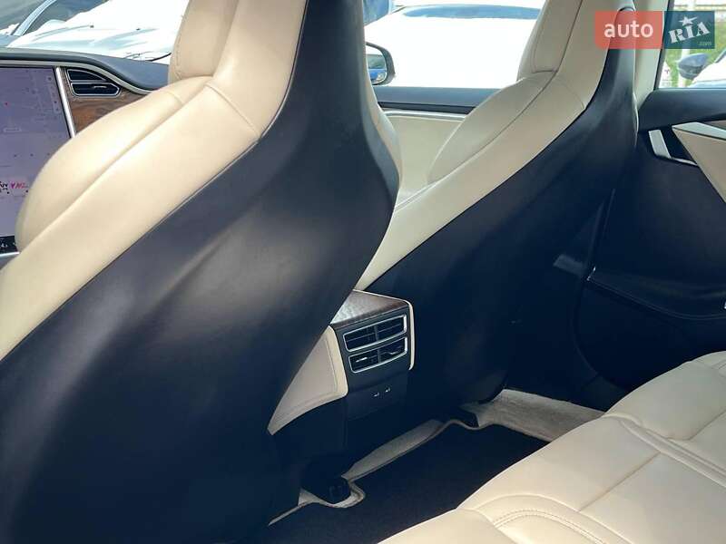 Ліфтбек Tesla Model S 2017 в Львові