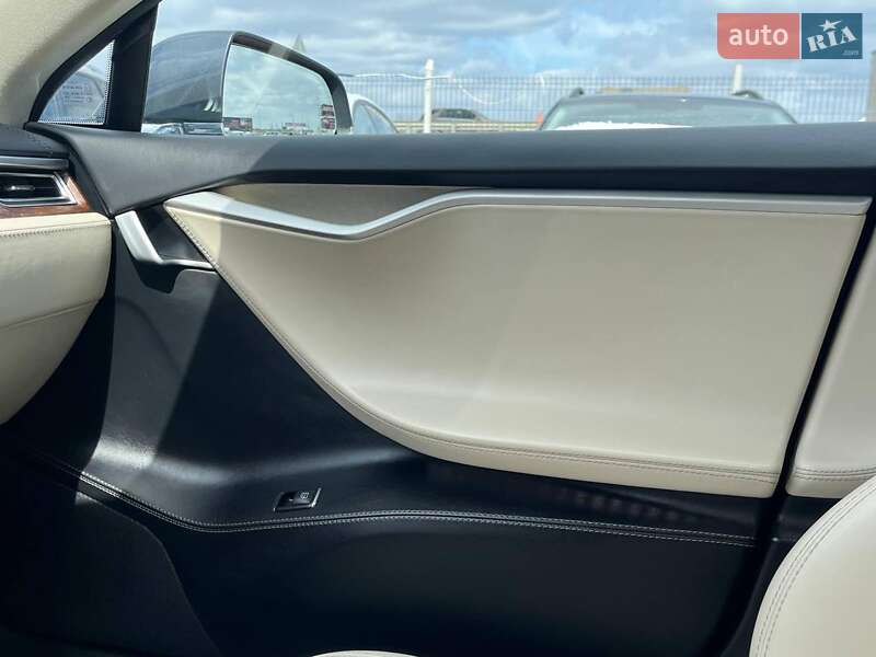 Ліфтбек Tesla Model S 2017 в Львові