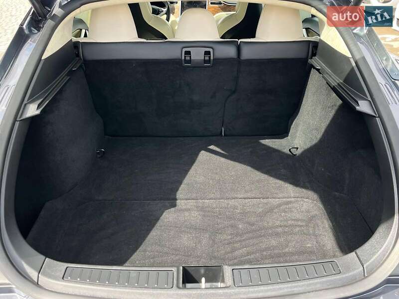 Ліфтбек Tesla Model S 2017 в Львові