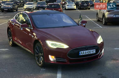 Лифтбек Tesla Model S 2015 в 
