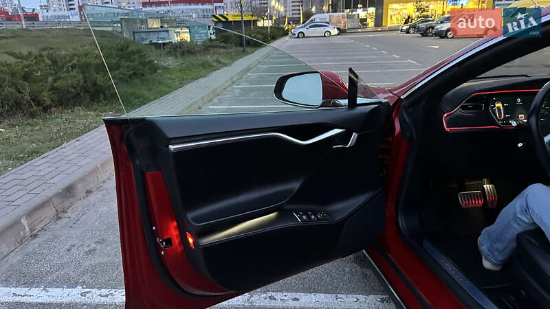 Ліфтбек Tesla Model S 2015 в Києві