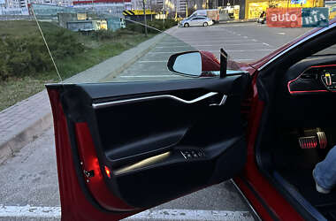 Лифтбек Tesla Model S 2015 в 