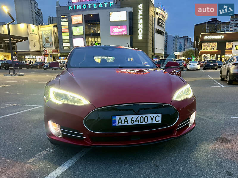 Ліфтбек Tesla Model S 2015 в Києві