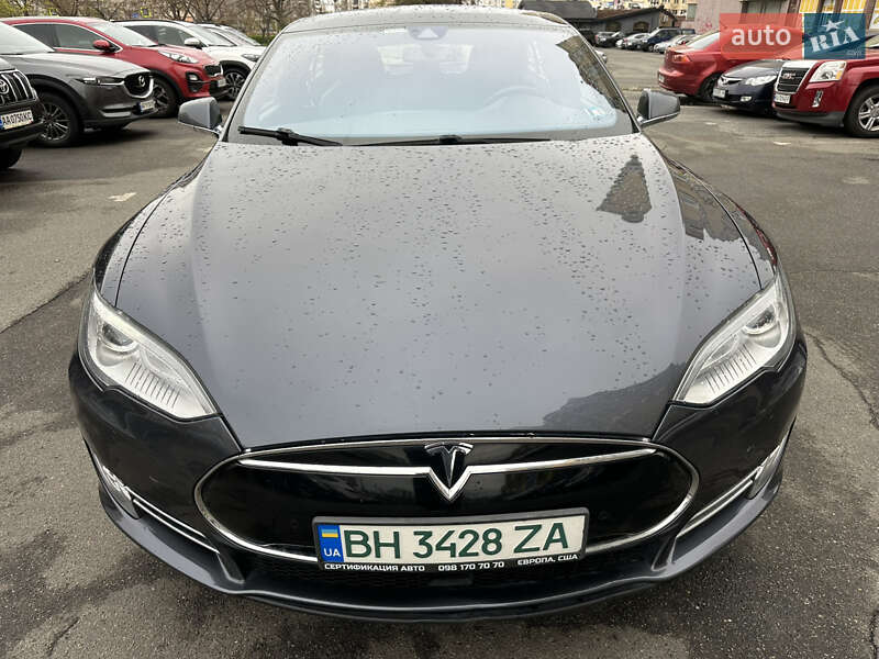 Лифтбек Tesla Model S 2015 в Киеве