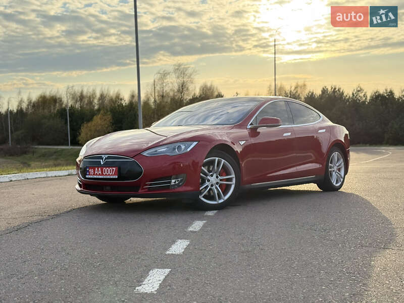 Лифтбек Tesla Model S 2015 в 